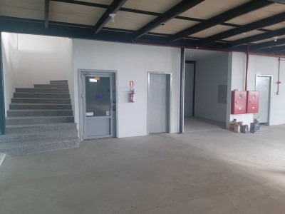 Acesso ao mezanino com elevador, copa e banheiros
