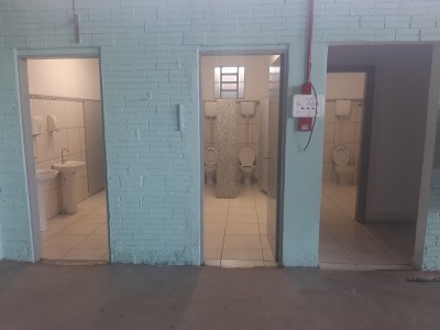 Banheiros térreos na frente